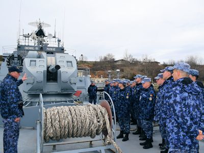 Lecție-vizită la unitățile de nave din Portul Militar Mangalia și la Divizionul 508 Rachete de Coastă. Elevii militari descoperă perspectivele navelor și tehnologiile avansate ale Forțelor Navale