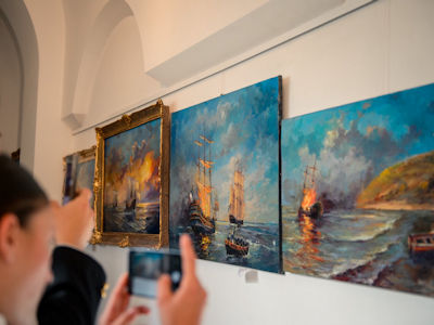 Marea în culorile pictorului-marin Alexandru Ghinea: Elevii Școlii Militare de Maiștri Militari ai Forțelor Navale, prezenți la vernisajul dedicat Zilei Mării Negre, la Muzeul Național Cotroceni